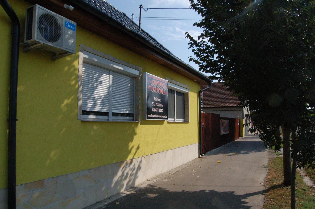 Control Motel Jászberény Buitenkant foto